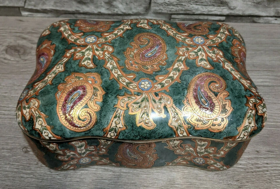 Vintage Toyo Trading Co New Country Gear 8.5" x 6" x 3.5" Porcelain Trinket Box - Image 1 of 4