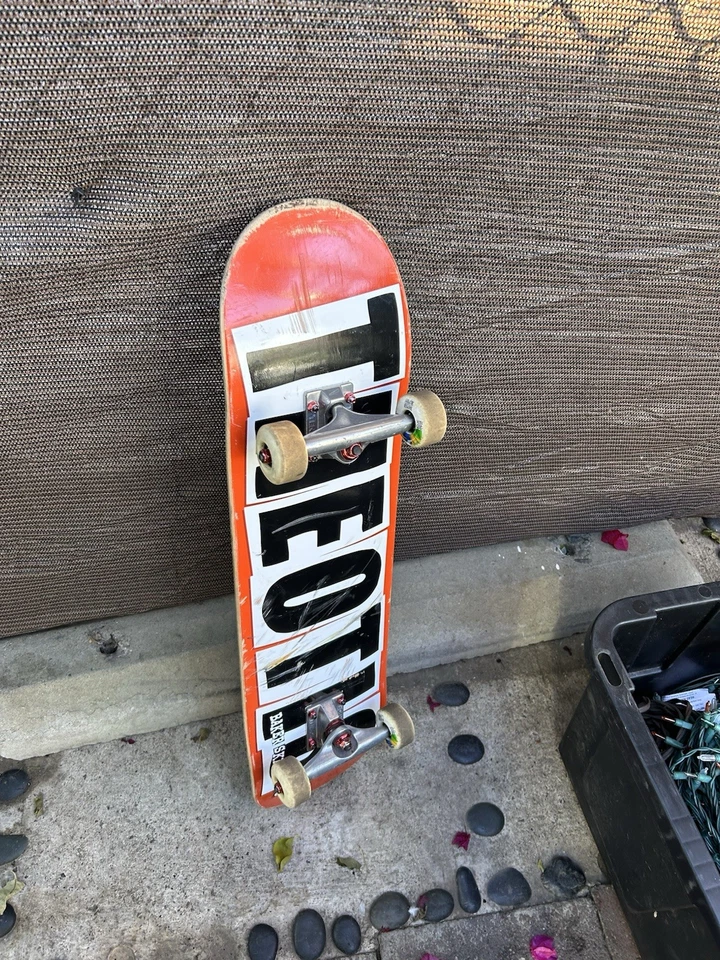 Theotis Pro Modelo Baker Cubierta de Patín Completa 8.0 con Camiones y Ruedas Foto 1 de 4