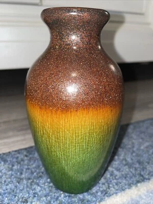 Florero de cerámica verde y bronce esmalte en escamas brillantes elegante decoración de estudio Foto 1 de 4