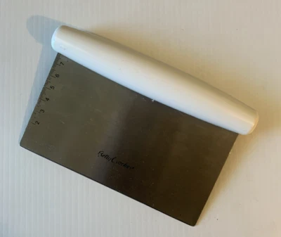 Raspador de masa Betty Crocker acero inoxidable borde de nailon 6 X 3 pulgadas. Foto 1 de 4