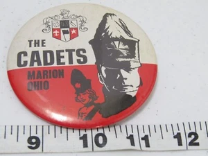 CAPPELLO A PINBACK OLD THE CADETS MARION OHIO SPILLA BOTTONE - Foto 1 di 1