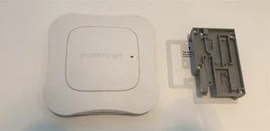 Punto de acceso inalámbrico Fortinet Meru AP832i doble banda 3x3:3 802.11ac AP + soporte - Imagen 1 de 4