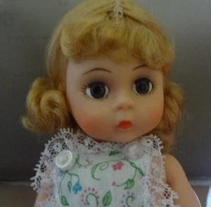 Madame Alexander ~ Wendy ama aprender a coser - Imagen 1 de 3