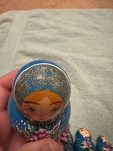 blue nesting doll with green and gold sparkle accents with purple flowers - Bild 1 von 8