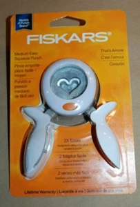 NEW Fiskars Paper Punch That's Amore Heart Punch Scrapbook Crafts 1741420-1001 - Picture 1 of 2