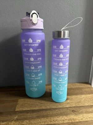 Juego de 2 botellas de agua azul y púrpura Foto 1 de 4