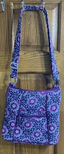 Vera Bradley Umhängetasche lila Medaillon Hipster verstellbarer Riemen - Bild 1 von 6