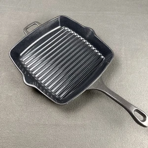 Parrilla cuadrada de 11 pulgadas de hierro fundido recubierta de esmalte Viking carbón  - Imagen 1 de 7