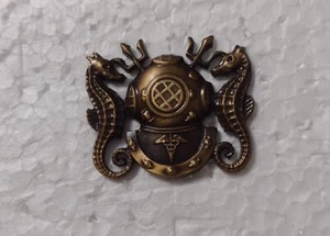 Navy Diving Medical Officer Insignia Hallmark V-21-N :KY24-12 - Picture 1 of 1