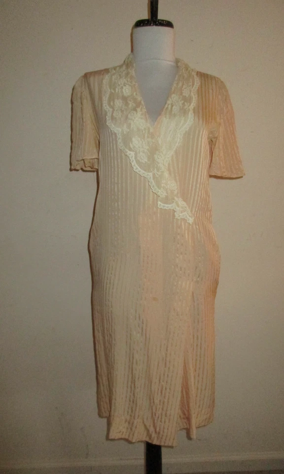 Bata envuelta vintage de seda y encaje melocotón de los años 30 Foto 1 de 4