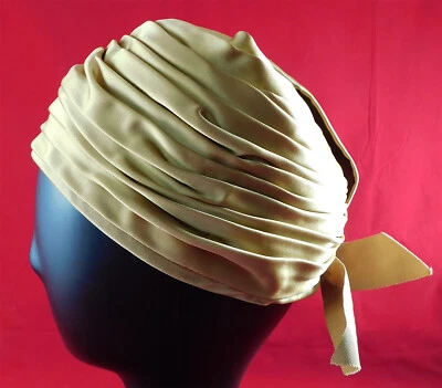 Sombrero de Noche Turbante Plisado Satinado Dorado Glamour Diseñador Amy New York Años 60 De Colección Foto 1 de 4