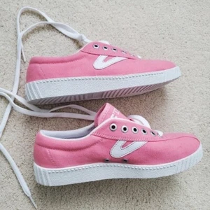 NWOT Tretorn Girls' Pink Blush Nylite Canvas Sneakers sz4 - Picture 1 of 16