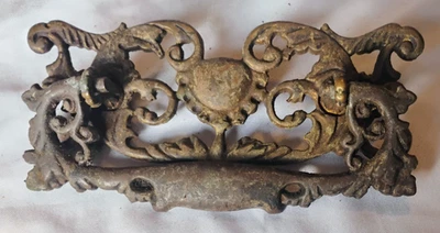LARGE ANTIQUE VICTORIAN ORNATE BRASS DRAWER PULL HARDWARE - Image 1 of 3