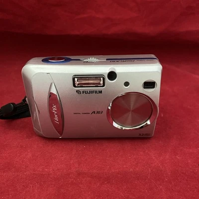 Fujifilm FinePix A Series A303 3.2MP Digital Camera - Silver (250820-6) - Image 1 of 4