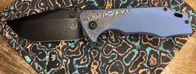 Clip, tachuelas y espaciador Something Obscene Mini J-Cap Timascus Foto 1 de 4