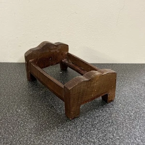 Marco de cama miniatura de madera tallada hecha a mano arte popular primitivo único en su clase - Imagen 1 de 11