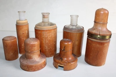 Ensemble de 4 anciens étuis en buis avec flacons, pharmacie, parfum - Photo 1/4