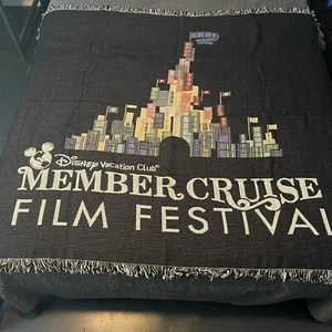 NUOVO Disney Vacation Club Member Cruise DVC coperta tessuto lancio 2017 Film Fest - Foto 1 di 5