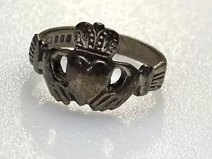 Antique Sterling Silver Ring Heart with Crown In Two Hands Ireland 3.04g Size P - Picture 1 of 10