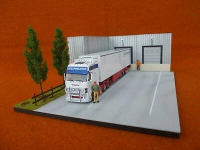 WSI TEKNO CONRAD DIORAMA 1/50 RAMPINI DI CARICO 2 CAMIONI 40X28X14 CM NUOVO - Immagine 1 di 4