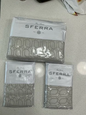 Sferra chessia 5570 King Duvet cover 106x92 INCLUDES 2 PILOWCASES/SHAMS New - Image 1 of 4