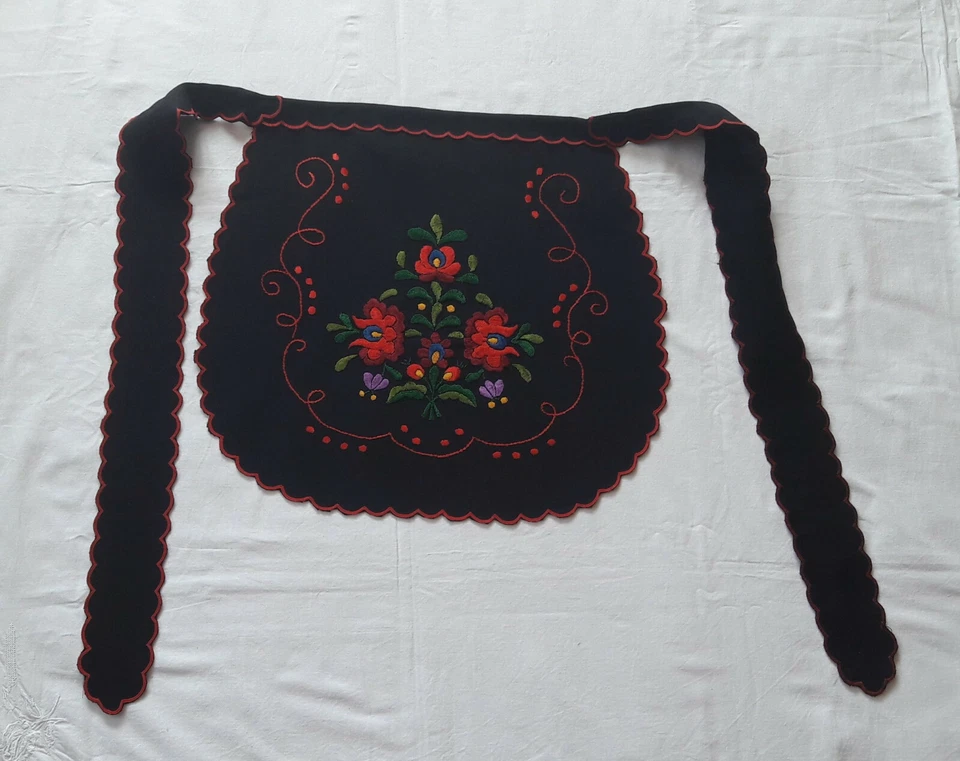 Apron handmade embroidery and serrated, with MATYO pattern - 3893 - Image 1 of 1