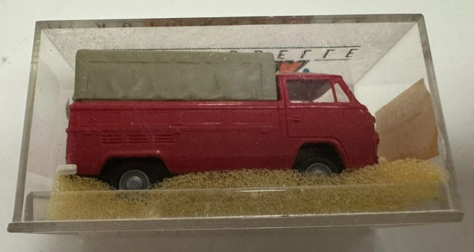 Camioneta pick-up vintage Brekina modelos de automóviles tipo Volkswagen VW T1 con dosel rojo Foto 1 de 4