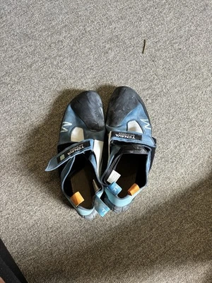 Zapatos de Escalada Tenaya Mastia Negro y Azul Talla: EE. UU. 11. Zapatos de boulder usados Foto 1 de 3