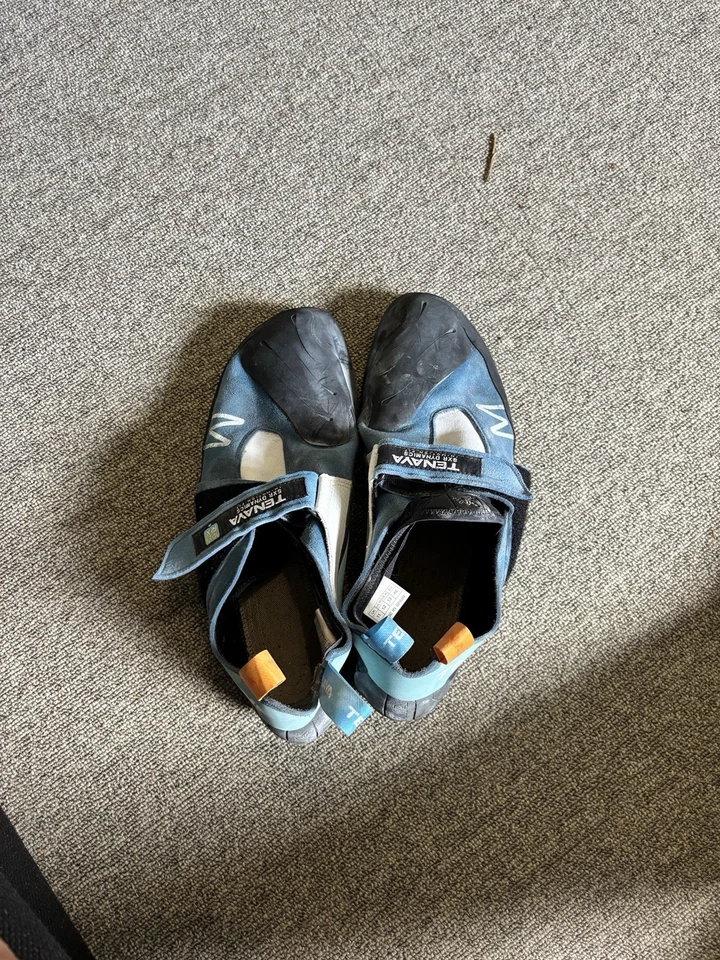 Zapatos de Escalada Tenaya Mastia Negro y Azul Talla: EE. UU. 11. Zapatos de boulder usados Foto 1 de 3