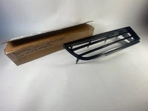 Bisel de luz trasera GM 5949286 OEM - lado derecho del pasajero para Pontiac Firebird 1974-78 - Imagen 1 de 5