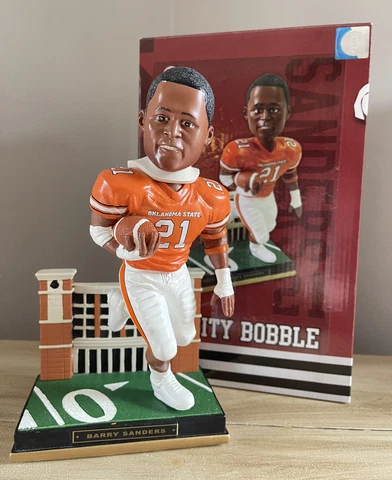 Heisman BARRY SANDERS Oklahoma State Cowboys “Varsity Series” 10” Bobblehead NIB Cover