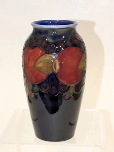 William Moorcroft Pomegranate Small Vase — 13 cm - Bild 1 von 9