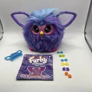 Furby lila Plüsch Batik interaktives Spielzeug 2023 leuchtende Ohren getestet funktioniert ohne Box - Bild 1 von 9