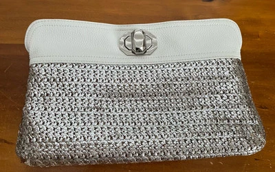 Nuevo con etiquetas Bolso sin asas Deux Lux plateado blanco tejido de imitación de cuero con cierre giratorio Foto 1 de 4