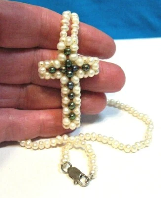 COLGANTE CRUZ SANTA RACIMO DE PERLAS EN MINI COLLAR DE PERLAS 15 PULGADAS DE LARGO Foto 1 de 2