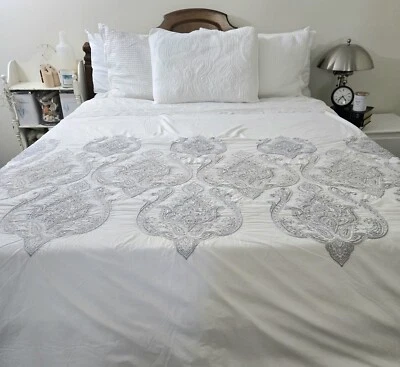 TAHARI DUVET QUEEN / FULL Medallion Embroidered White & Silver Gray 100% Cotton - Image 1 of 4