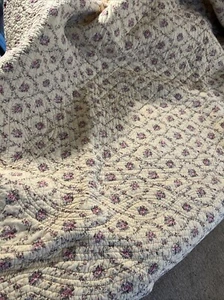 Quilt 48 X 58 Scalloped Edge Heavily Quilted 2 Sided  - Picture 1 of 6