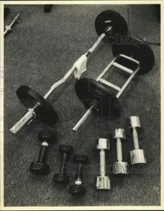 1990 Press Photo Weightlifting Exercise Equipment for Home Workouts - Picture 1 of 2