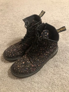 Botas bohemias de colección Dr. Martens Airwair para mujer talla 6 con estampado floral de lona con cordones - Imagen 1 de 24