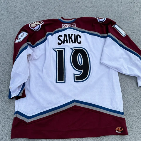 Vintage Joe Sakic Vintage 90s Colorado Avalanche NHL Hockey Jersey XL Cover