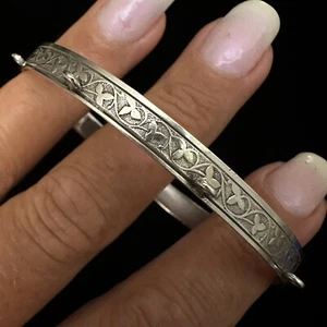 NICE UNIQUE VINTAGE ESTATE STERLING SILVER IVY OVAL CHARM BANGLE BRACELET 7.25” - Picture 1 of 24