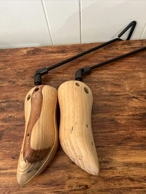 Zapatero vintage de madera y metal para dama Foto 1 de 4