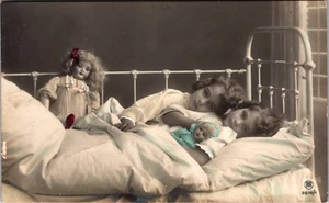 TWO ADORABLE GIRLS : TWO DOLLS : IN BED : SWEET RPPC - Imagen 1 de 2