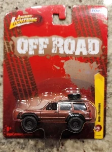 Johnny Lightning Off Road JEEP CHEROKEE 2012 R26 Burgundy Real Riders Rubber MOC - Picture 1 of 2