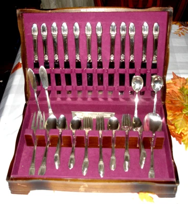 1847 Rogers Bros 1937  FIRST LOVE Flatware for 12 w/ Chest 80 pc No Monograms - Image 1 of 3