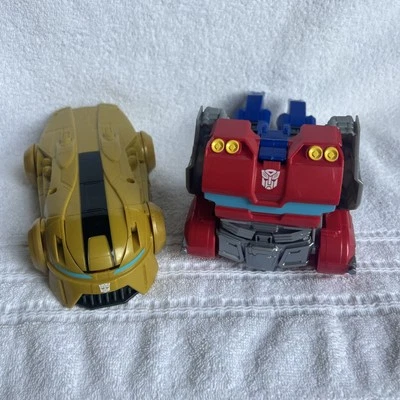 Figura de acción Transformer One Mega Charger Optimus Prime y Bumble Bee  Foto 1 de 4