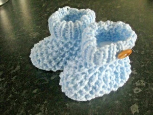 CUTE PAIR HAND KNITTED BABY BOOTIES in BABY BLUE TWINKLE - SIZE NEW BORN (1) - Picture 1 of 2