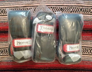 Neu Proforce 12 Unzen schwarze & rote Boxhandschuhe für Erwachsene mit Handgelenkriemen ein Paar - Bild 1 von 3