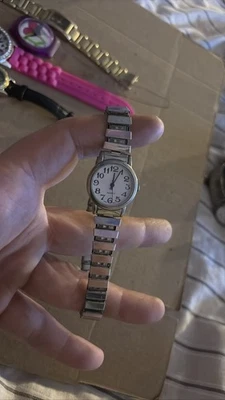 Reloj Timex Cuarzo Mujer Tono Plateado Redondo Banda Elástica Batería Nueva Foto 1 de 2