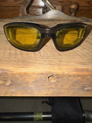 Gafas de sol Choppers Biker663 negras con lentes amarillas acolchadas Foto 1 de 4